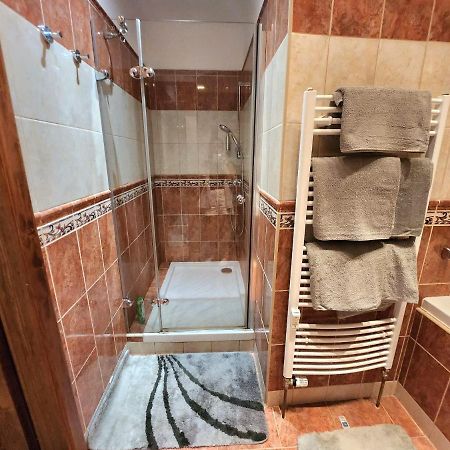 Spacious Apartment 6Min From The Dancing House Praha Bagian luar foto