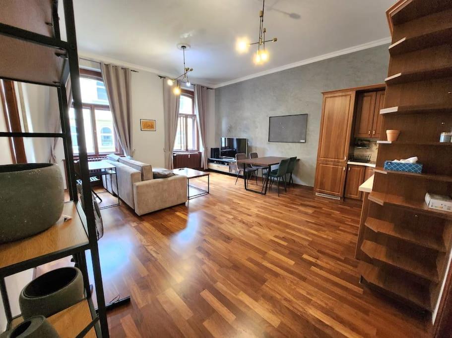 Spacious Apartment 6Min From The Dancing House Praha Bagian luar foto