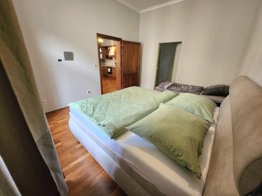Spacious Apartment 6Min From The Dancing House Praha Bagian luar foto