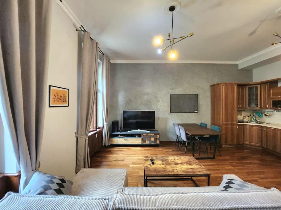 Spacious Apartment 6Min From The Dancing House Praha Bagian luar foto