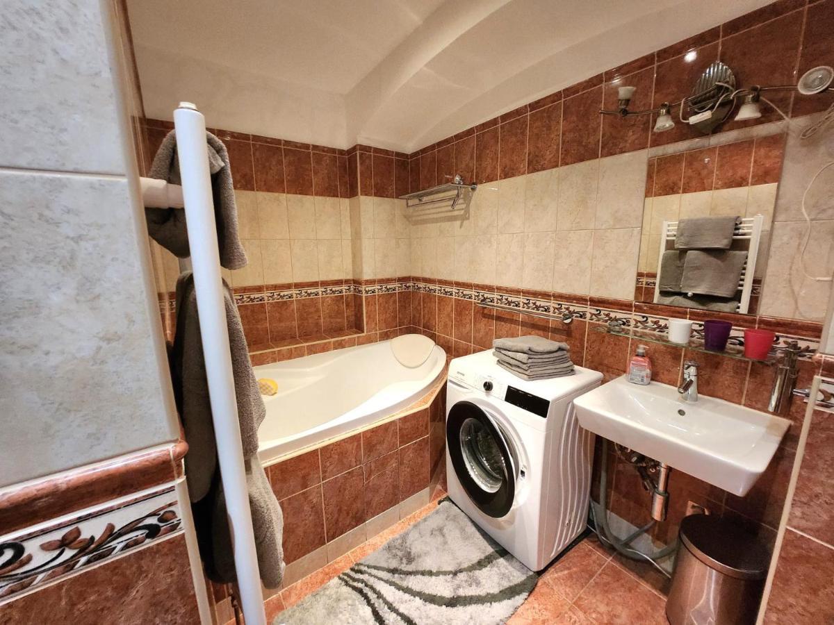 Spacious Apartment 6Min From The Dancing House Praha Bagian luar foto